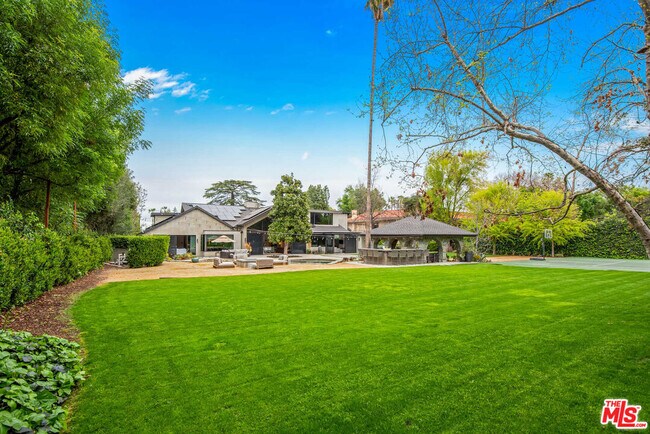 17352 Magnolia Blvd
