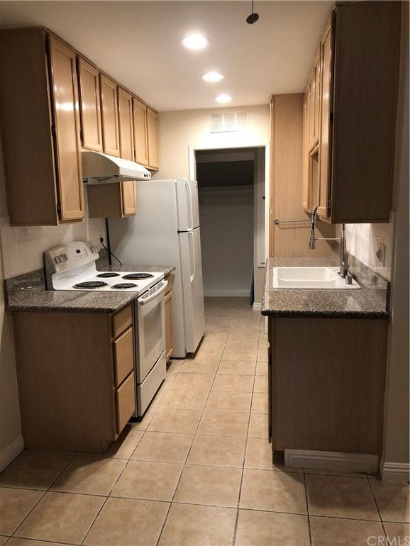 Kitchen - 339 S Catalina Ave Unit 117