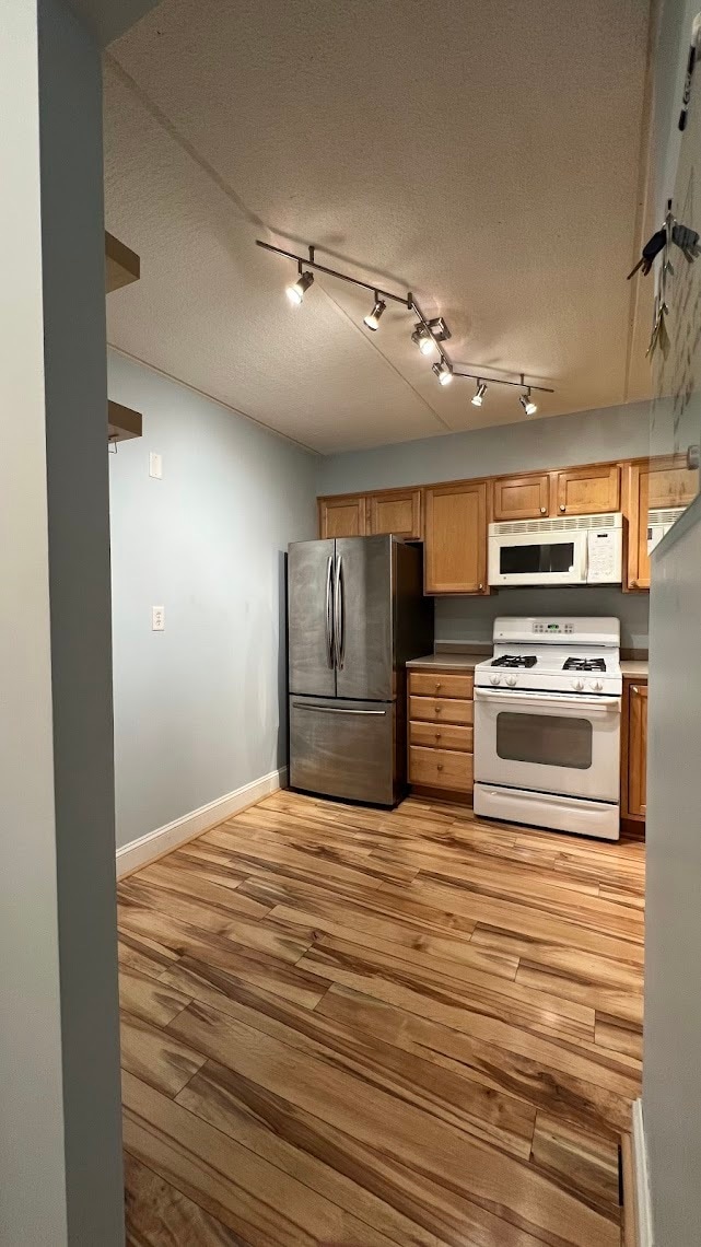 Kitchen - 1500 Worcester Rd Unit 729