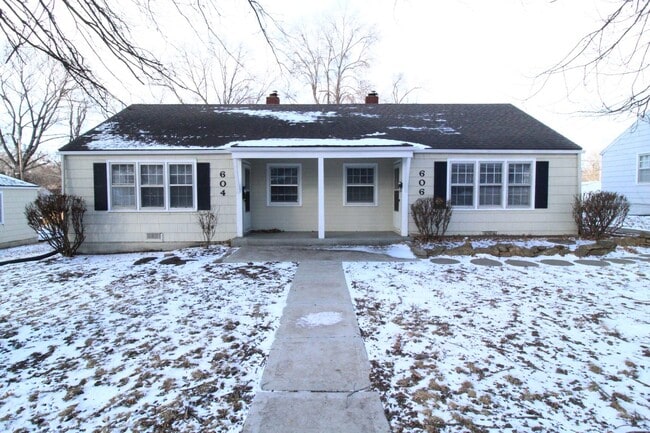 Building Photo - January FREE On This 1 Bedroom 1 Bath Duplex in Navy Hill Area in Olathe