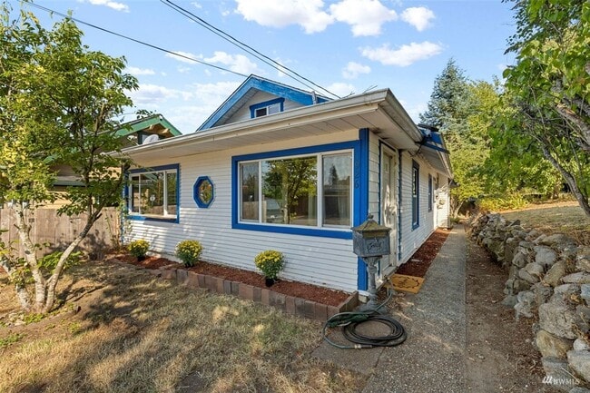 Photo - Modern Comfort Meets Vintage Charm – Just Minutes from the Ferry!