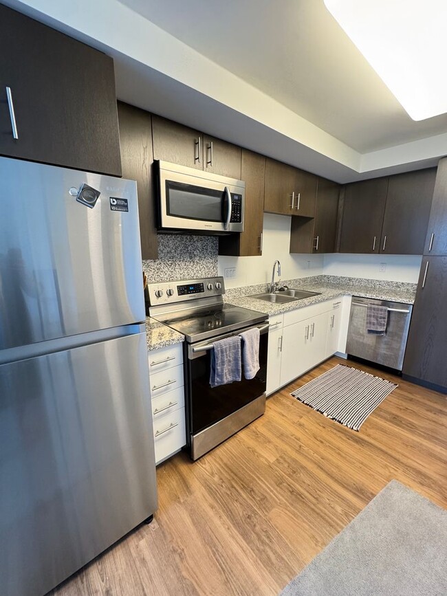 Fully Furnished 1 bed, 1 bath with 1 reser... - Fully Furnished 1 bed, 1 bath with 1 reser... House