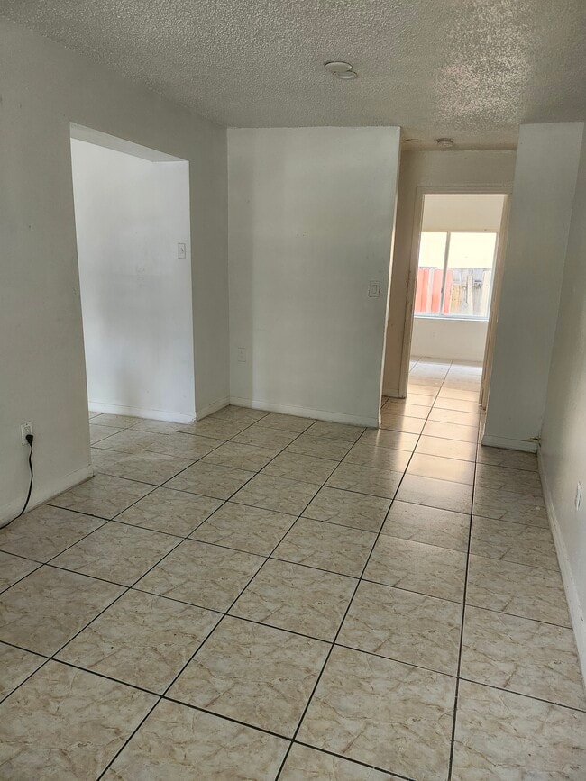 Photo - 2100 NW 28th St Unidad #2