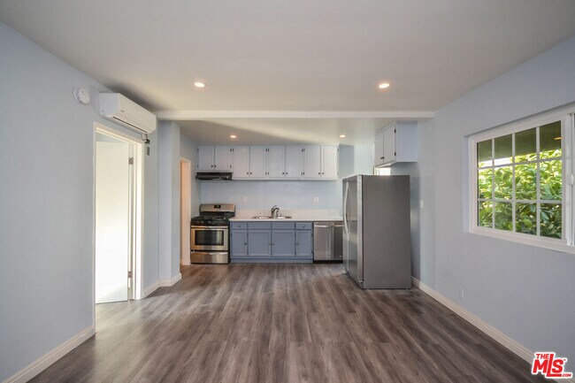 Photo - 1112 Ocean Park Blvd Unidad F