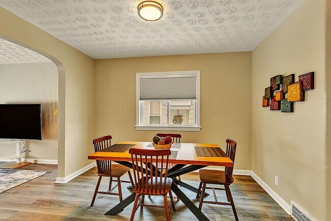 Photo - 3 BED 1 BATH SINGLE FAMILY HOME IN BEAUTIF...
