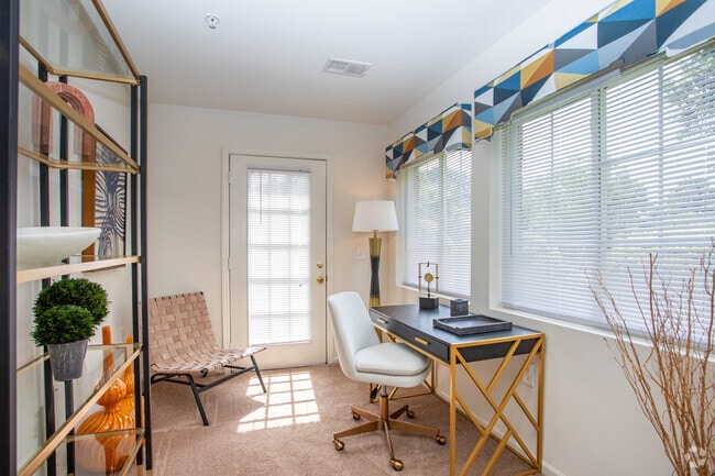 2BR, 2BA - 1,035SF - Sunroom