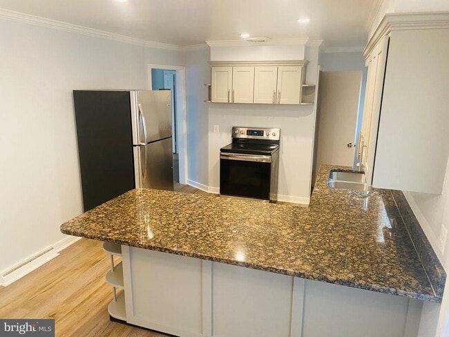 Photo - 856 Churchill Dr