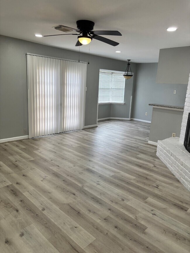 Photo - 815 Pebbleshire Dr