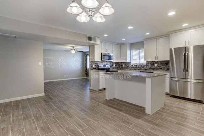 Building Photo - 1527 W Huntington Dr