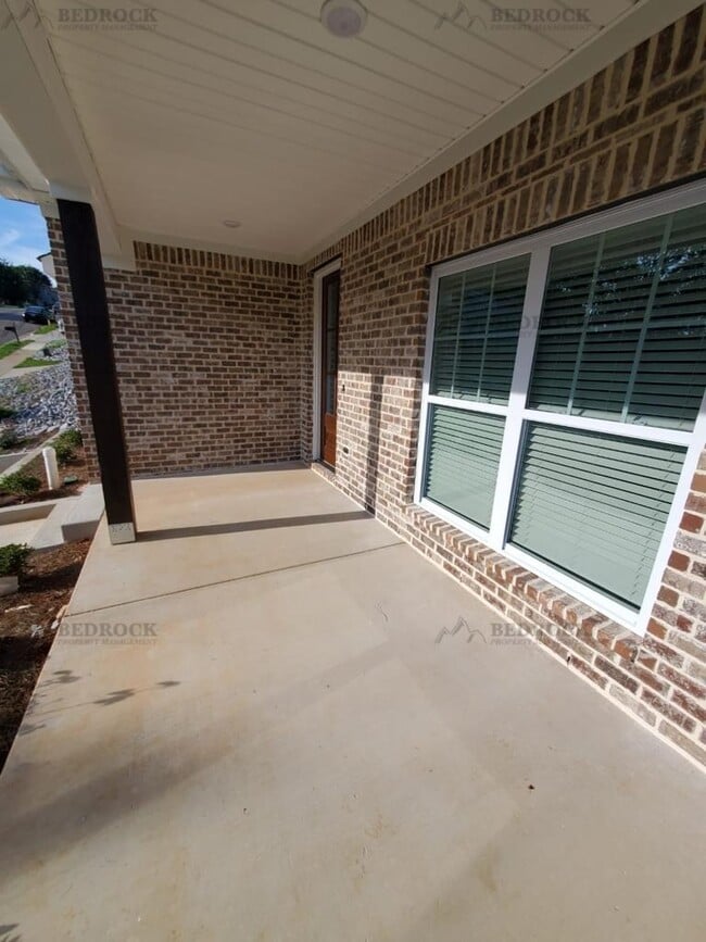 Photo - 617 Wellingburg Rd SE