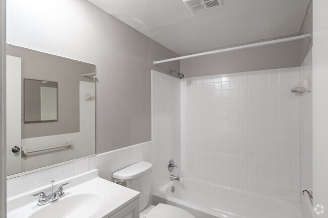 2BR, 1BA - 835SF - Bathroom