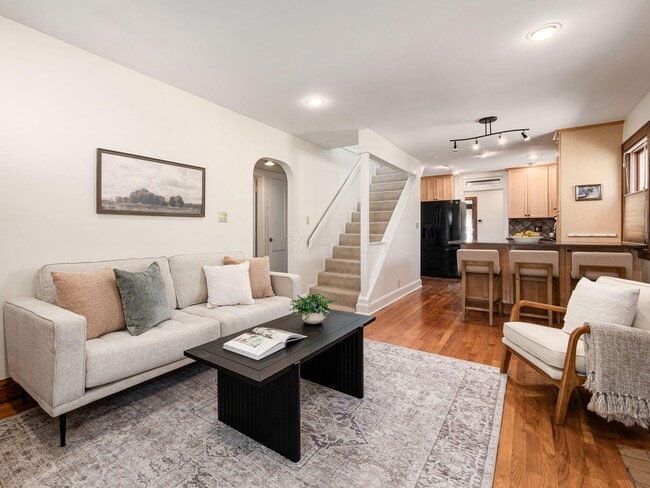 Photo - 781 Bruck St