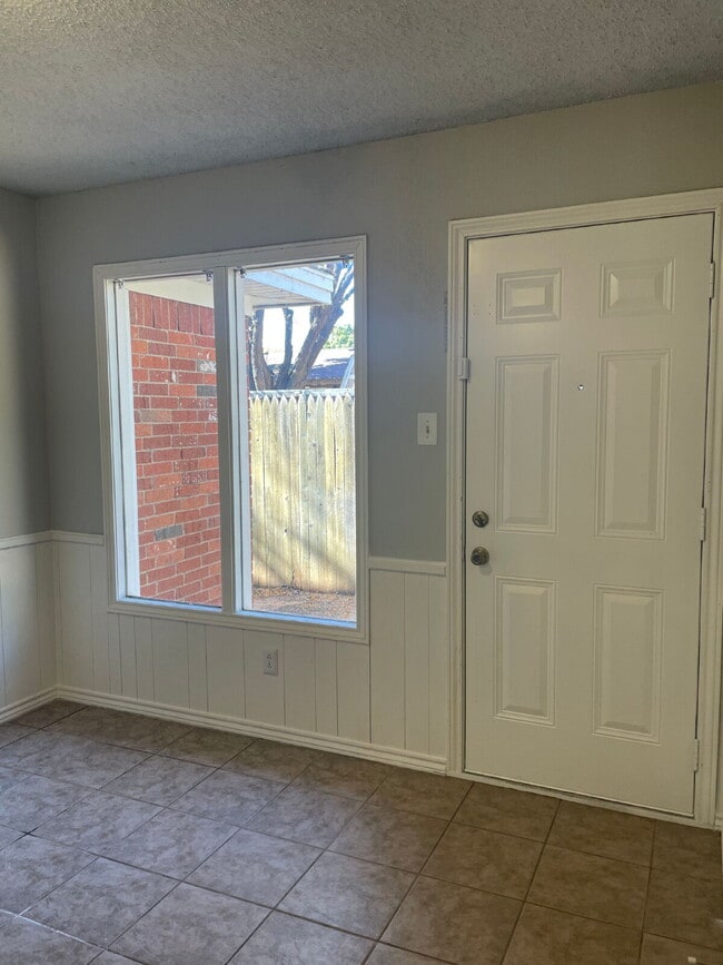 Photo - Spacious 3/2/2 with quick access to the Loop