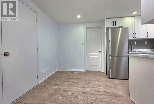 Photo - 658 Dundas St W