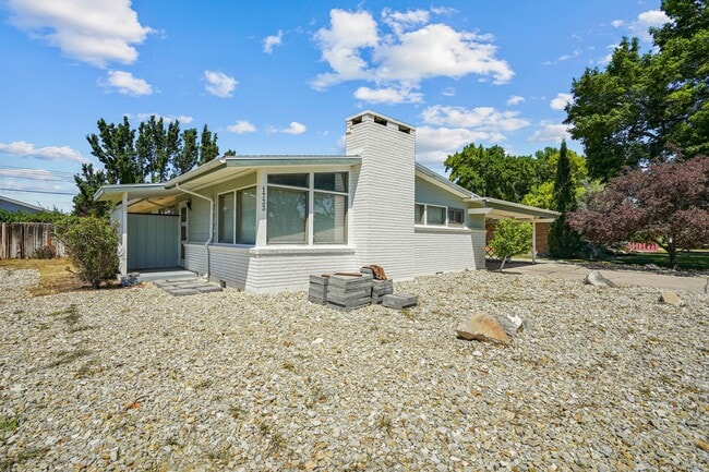 Building Photo - 1733 Maplewood Dr Rental