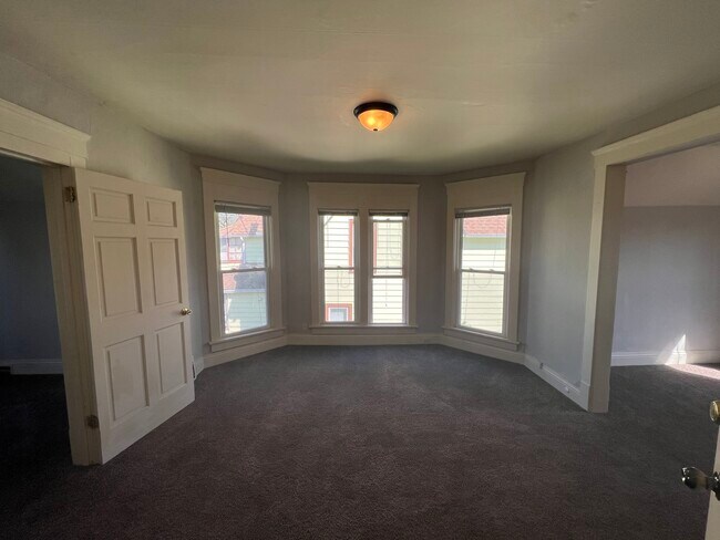 Photo - 825 Grove St