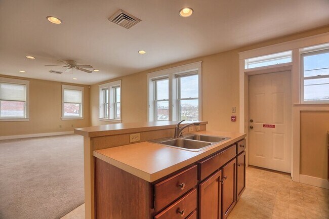 Photo - 353 W King St