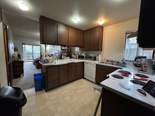 Photo - 2 Bedroom 1.5 Bath Townhouse near WWU and Fairhaven w/ Attached Garage Unit 7