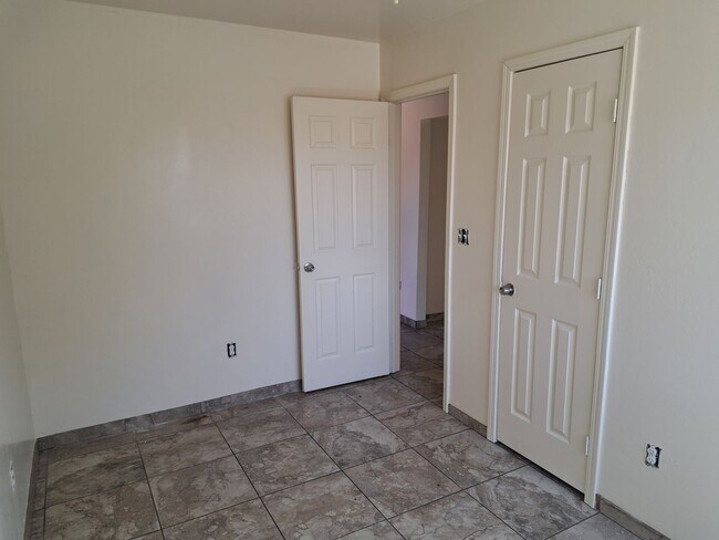 Photo - 1915 Robinson St Unit B