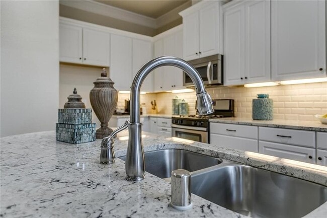 kitchen - 580 Hampshire Dr