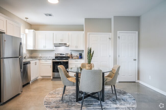 2BR, 2BA - 1020SF - Kitchen / Dining Room