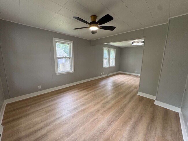Photo - 2-bedroom, 1-bath single-family home located on Ottawa's south side