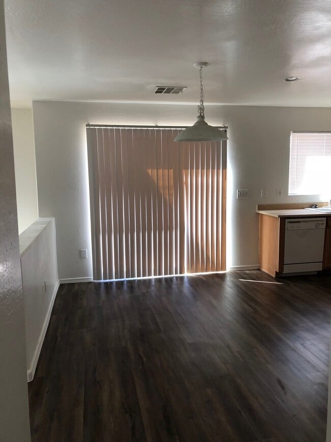 Photo - Massive 4 bedroom- 3 car garage- Large loft- Maricopa