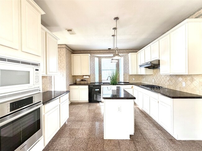 Building Photo - 1916 Lakewinds Dr