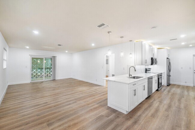 Building Photo - 434 SW 9th St Unit A