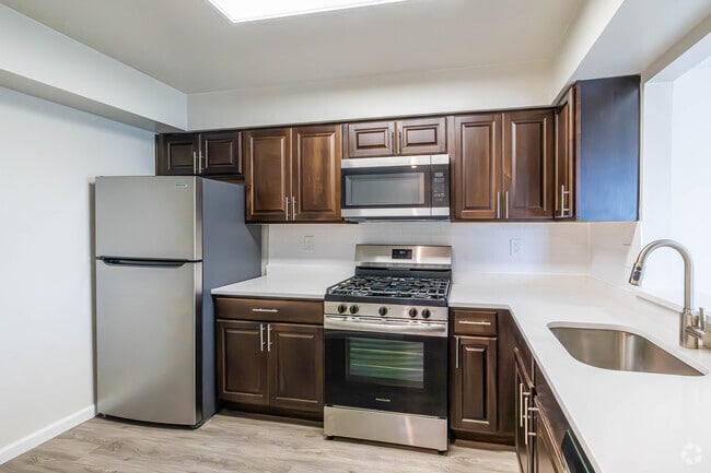 1 habitación, 1 baño - 700 pies cuadrados - Cocina - Edison Woods Senior Apartamentos