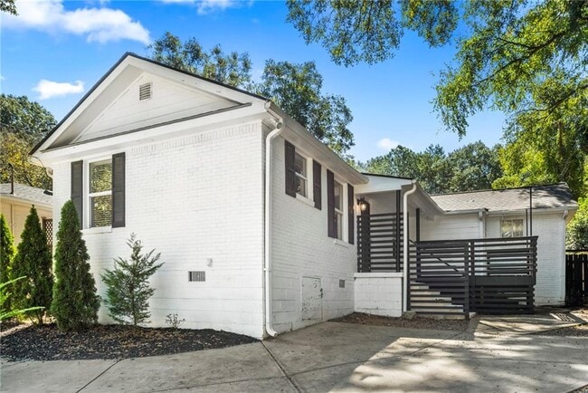Photo - 2911 Glenwood Ave SE