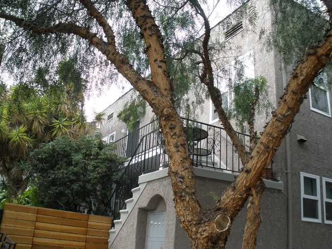 Building Photo - 2035 N Vista del Mar Ave Unit 3/4