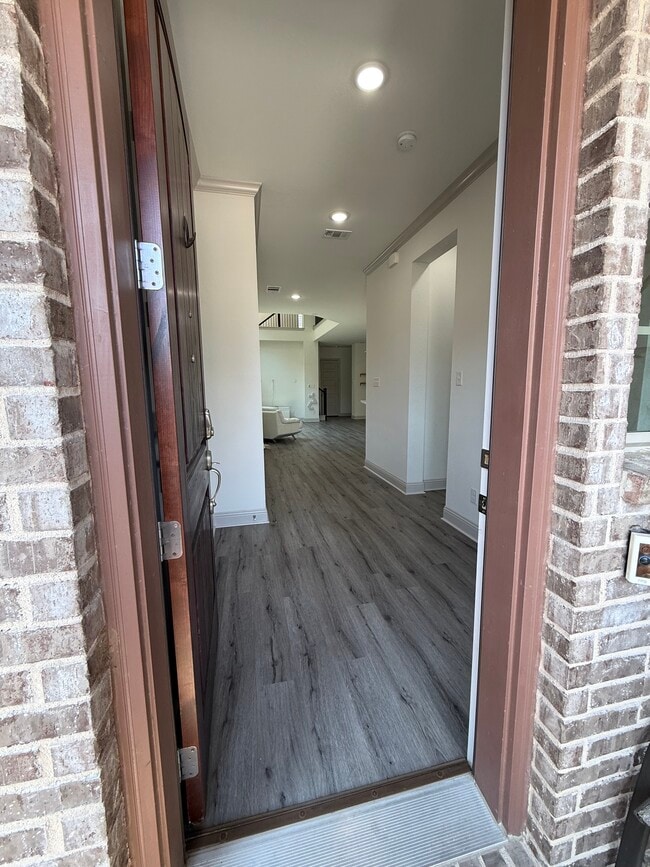 Photo - 620 Courtyard Ln