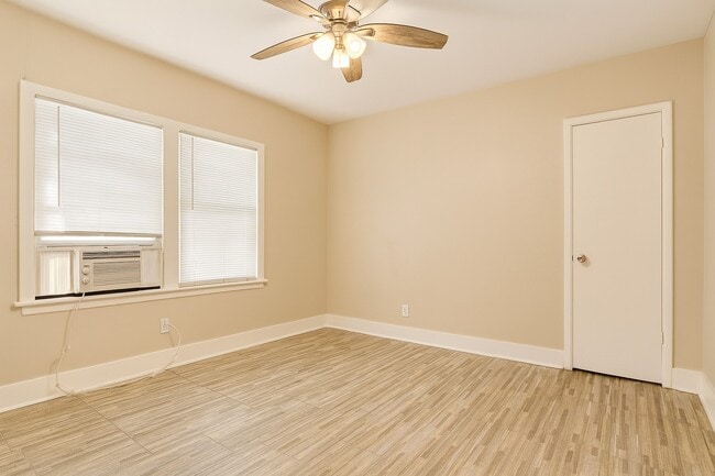 Photo - 6113 Ave Q 1/2