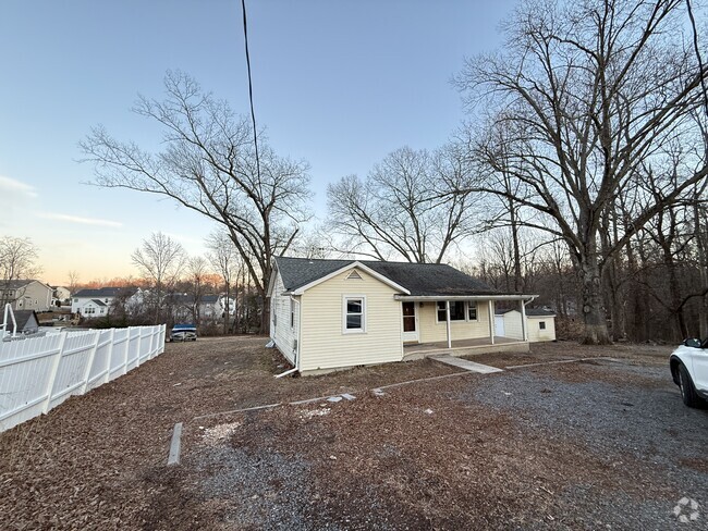 Building Photo - 19 Stones Throw Way Rental