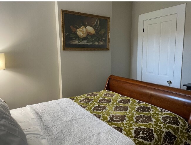 Queen Bedroom - 107 W 13th St