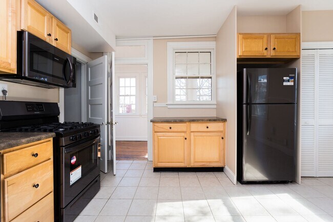 Building Photo - 412 W Marshall St Unit 2