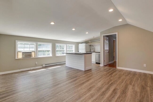 Building Photo - 253 Thuss Ave Unit B