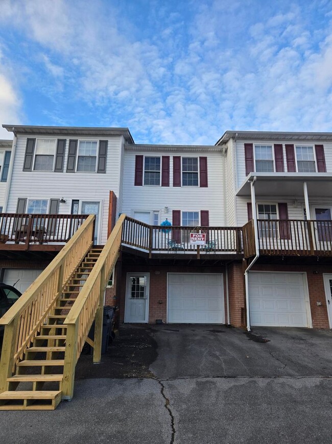 3 Bedroom 1.5 Bath Town Home in Bristol - 3 Bedroom 1.5 Bath Town Home in Bristol