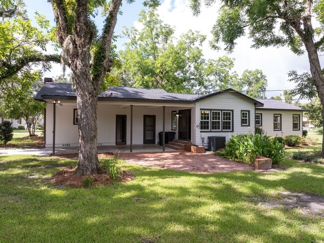 Renovated 4 Bedroom, 3 Bath home in Live Oak - Renovated 4 Bedroom, 3 Bath home in Live Oak