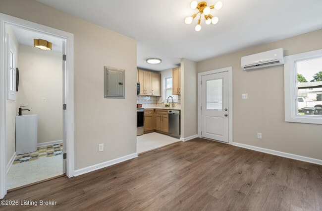 Photo - 664 Lynn St