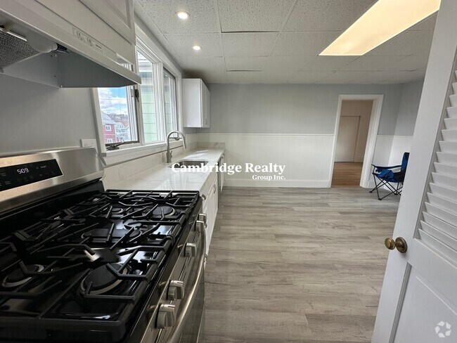 Building Photo - 44 Watts St Unit 2 Rental