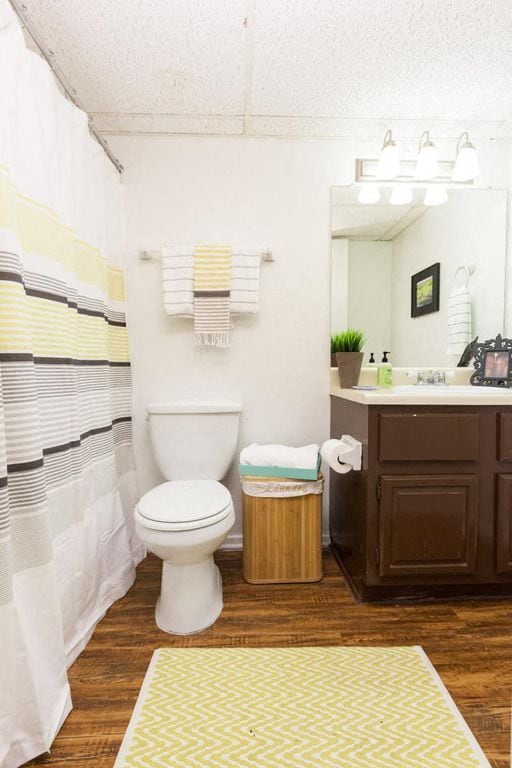 Casa 39 Apartments bathroom with decor
