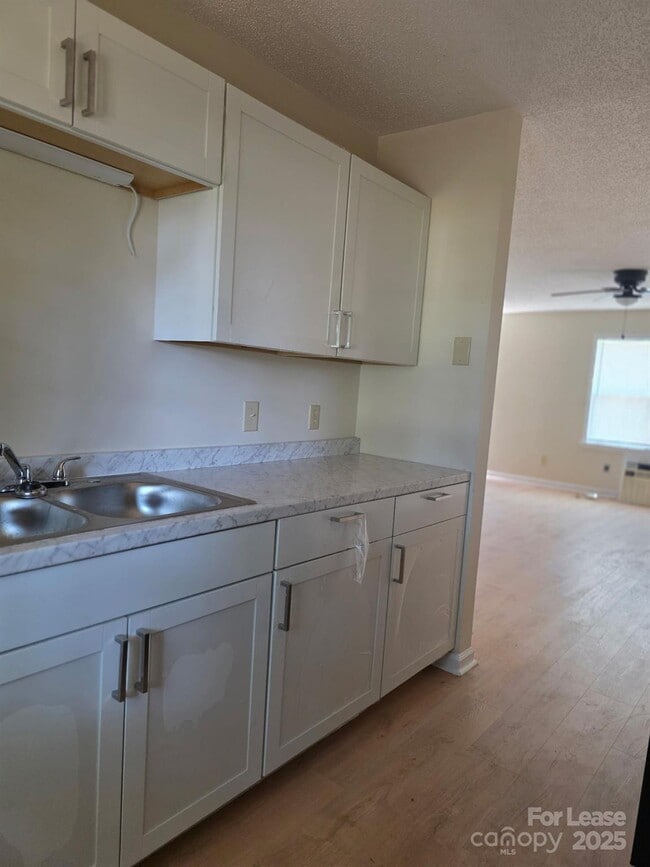 Building Photo - 702 Cotton St Unit F Rental