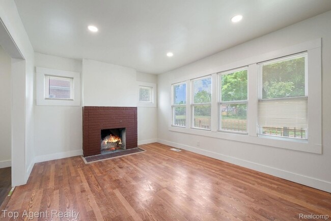 Photo - 615 W Hollywood Ave