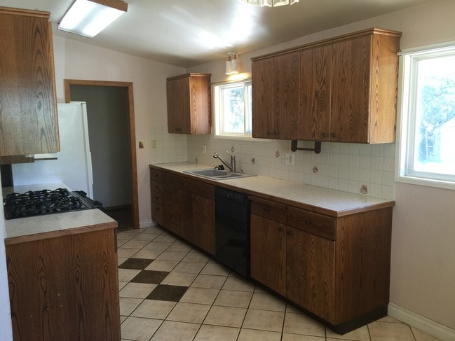 Photo - 215 NW Webb St Unit Upper