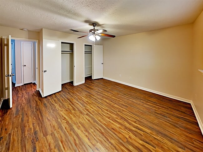 Building Photo - 16259 Hollow Wood Dr
