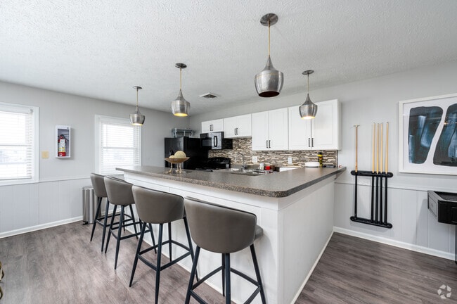 Cocina del salón comunitario - Lake Castleton Apartments