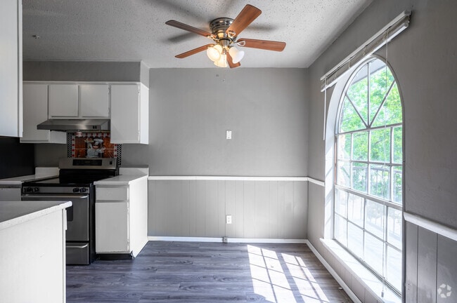 2BR, 2BA - 922SF