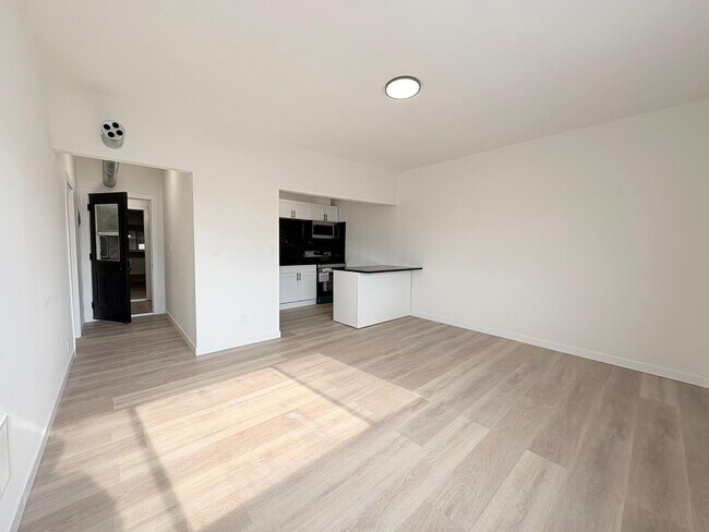 Photo - 1370 Wyandotte St E